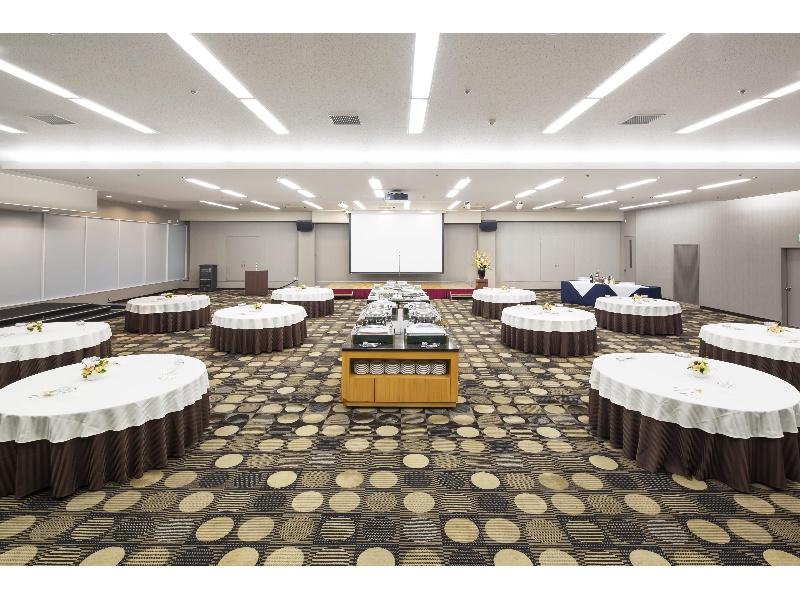 天井高3.6m、立食200名・着席130名収容可能の多目的ホールです。※立食時のサンプルレイアウトになります。