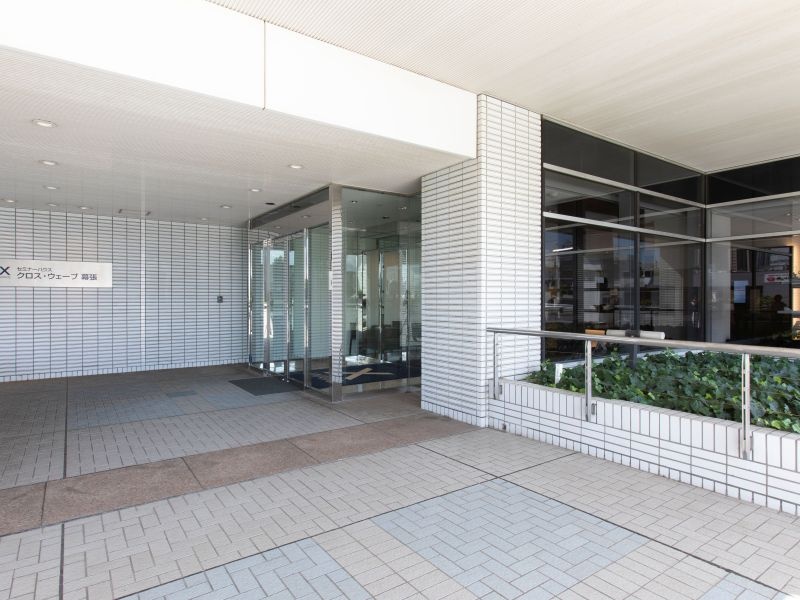 エントランスは2Fにございます。
