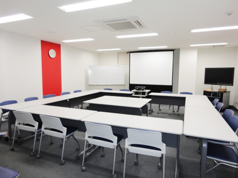 【Room5B】利用例：ロの字スタイル　※スクールスタイルでの貸出しです。ロの字へ変更はお客様にてお願いいたします。