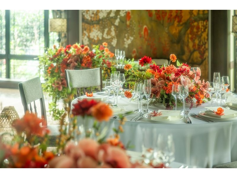 2F【マグノリアルーム】
大きな窓からの自然光に包まれたオリエンタルなクラフトマンシップが施された粋なデザイン。テラスからの心地よい風と共に、心落ち着く時間をお過ごしいただけます。
着席：100席 立食：114名 スクール：75名 シアター：161名