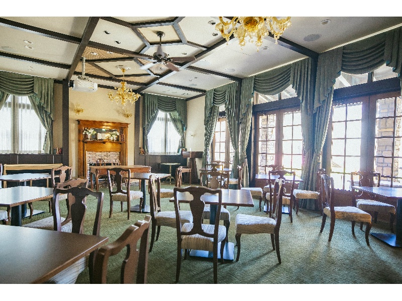 Trésor「トレゾール」

ホテル本館にもほど近い、静かな木立に囲まれた落ち着きのあるバンケット。