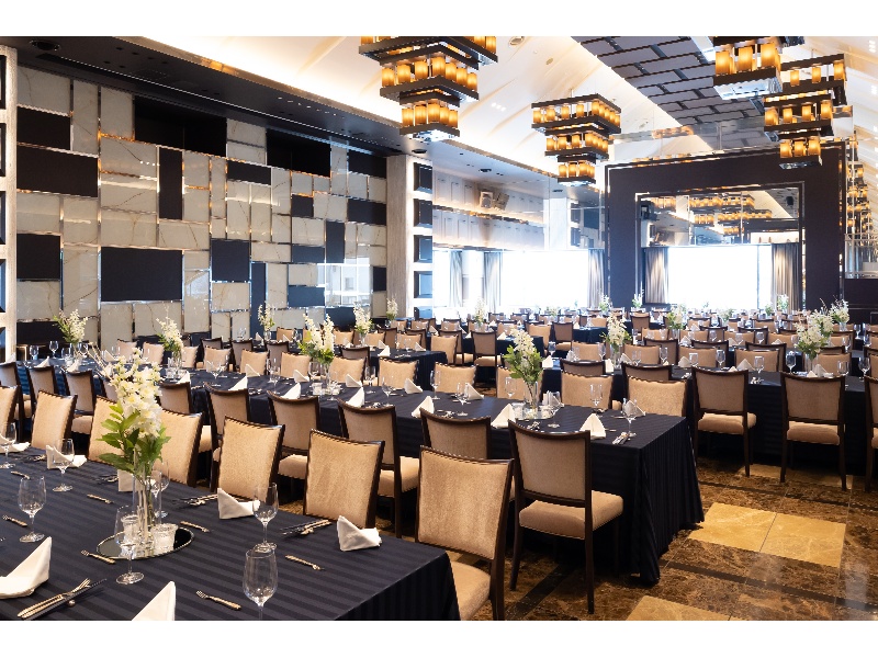 ゲストハウス　ブリューヌ　【角卓】
■最大着席人数　200名（立食形式の利用も可）
■付帯設備 レセプションスペース／スクリーン／喫煙ルーム