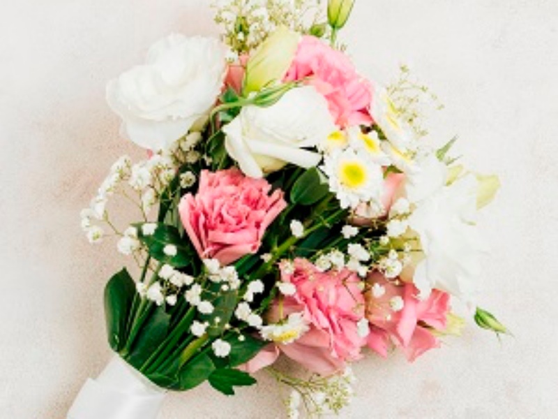 「ANNIVERSARY　花束」

装花のお手配は2日前までにご予約ください。
※2名様～前日迄予約
※当日のキャンセルの場合はキャンセル料をいただく場合がございます。
贈呈用花束のお手配も承ります。
