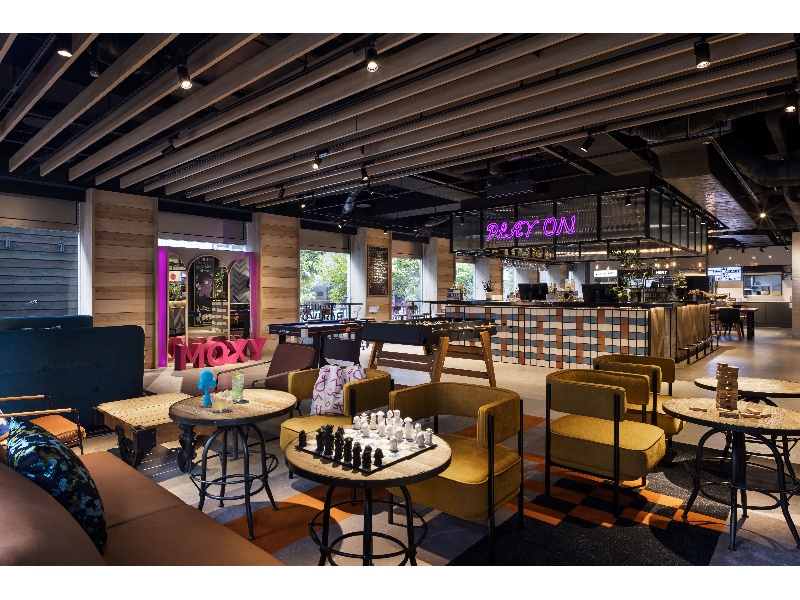 「PLAY ON!(遊び尽くせ!)」をテーマとし、デザインにも特化。全世界のモクシーにはフロントデスクがなく、バーカウンターでチェックイン。
フレンドリーなホテルクルーが、楽しいホテルステイをサポート。