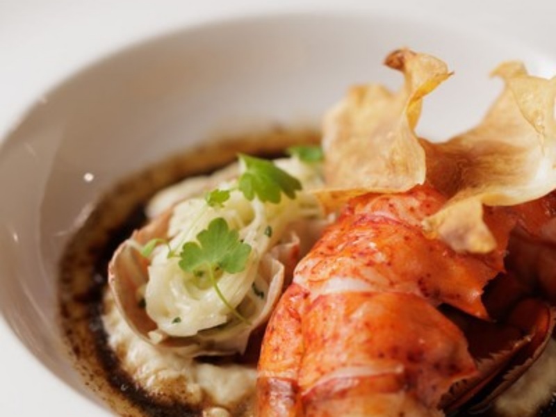 海の幸をたっぷりと使った、贅沢な一皿。素材の旨みを引き出した、シェフこだわりの料理です。