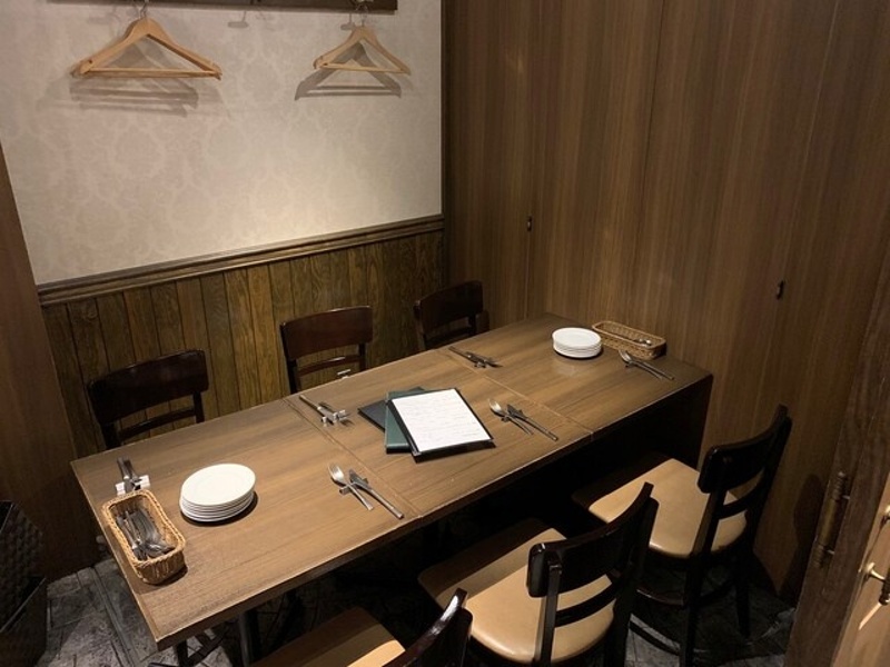 接待や大事な会食に最適な個室を完備。最大16名様まで対応し、周りを気にせずゆったりとお食事いただけます。本格イタリアンで特別なおもてなしを。