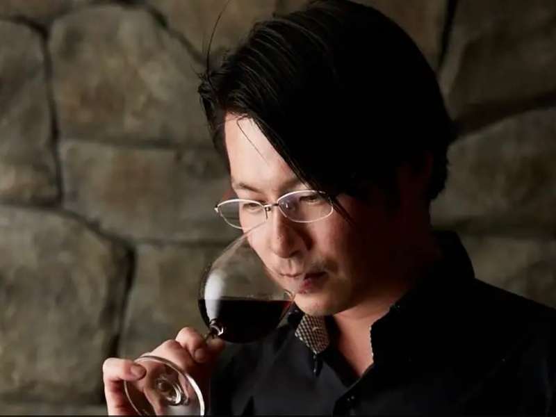 山本紘瑞
ソムリエ

バーテンダーを経てウィスキーの醸造を学ぶためスコットランドへ。利き酒師、ビールマイスターの肩書も持つソムリエ･山本紘瑞はアルコールドリンクのプロフェッショナル。好みと予算から最適なワインをご提案します