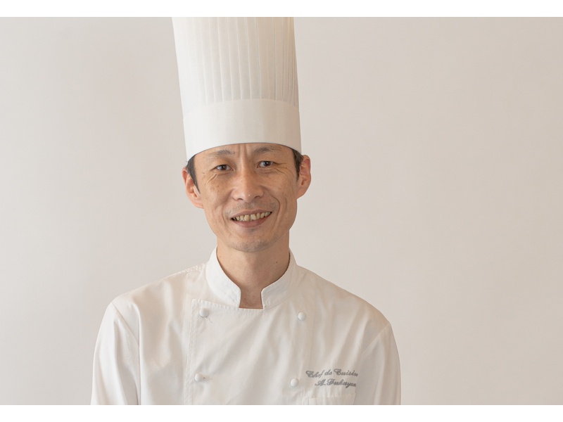 宴会洋食料理長 福山 篤史(ふくやま あつし)
フレンチを中心に、数々の洋食レストランで料理の腕を磨いた経験を活かし、料理の”美味しさ”とともに、食の”安心・安全”を重視したおもてなしで、皆さまをお迎えいたします。