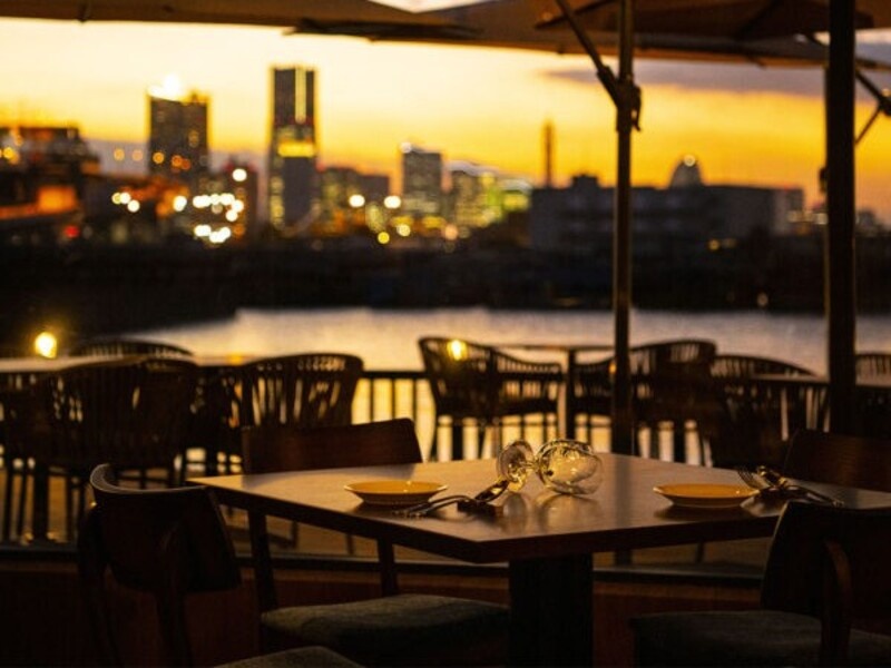 【会場】
席によっては海を眺めることもできます。