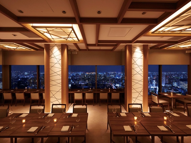 店内の2面が窓になっているため、どのお席からも眺望・夜景がお楽しみいただけます。