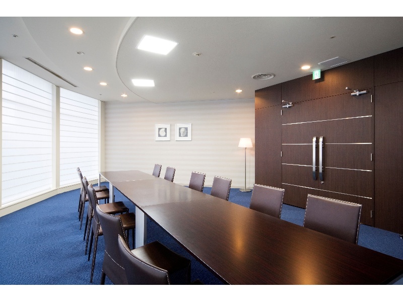 落ち着いた木調インテリアと柔らかな照明が調和した、38㎡の使いやすい空間です。会議・打ち合わせ・研修はもちろん、控室や小規模イベントなど幅広い用途に対応します。