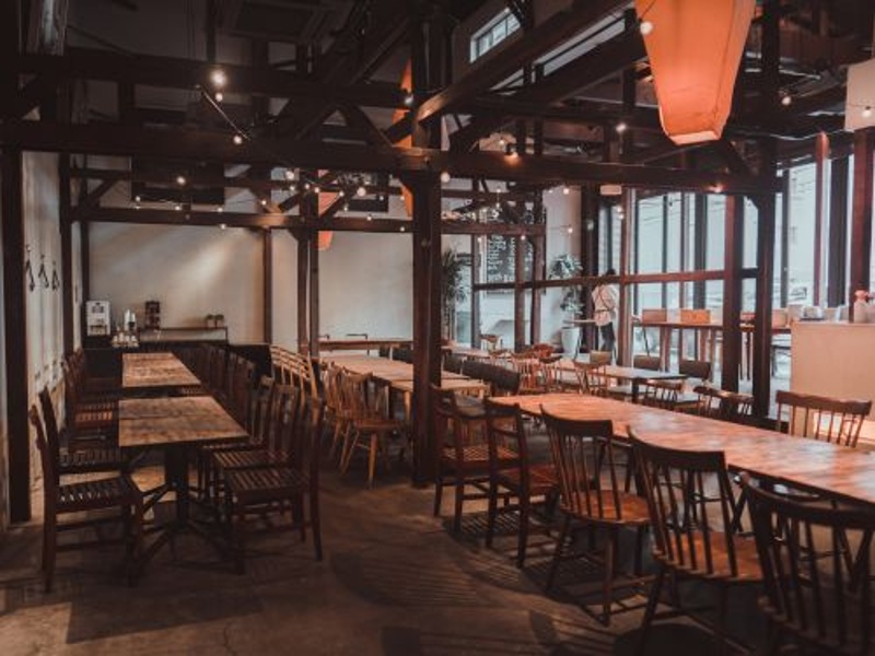 木材倉庫をリニューアルした広く高い天井の古民家風な雰囲気のある店内