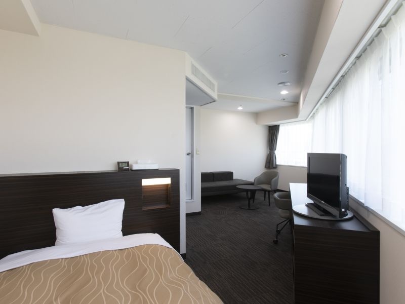 デラックスツインルーム
窓からの採光が心地良い、明るい角部屋です