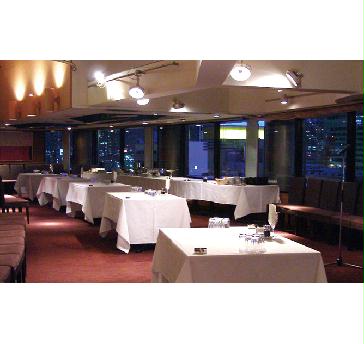 最上階に位置するレストラン「アルページュ」、船の内装をコンセプトとした横長のフロアは窓が広がり、みなとみらいを一望できます。