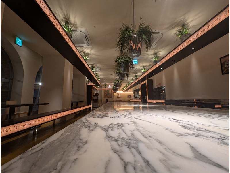 立食形式の場合　料理台、取皿、グラスなども一緒に置ける大きな大理石テーブルなので食事しながらも会話の邪魔をしなくコミュニケーション取りやすい
