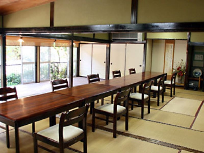 中宴会場・食事処
テーブルレイアウトをお客様のご希望に応じて承っております。お食事、会合、研修会などの様々なニーズに対応いたします。