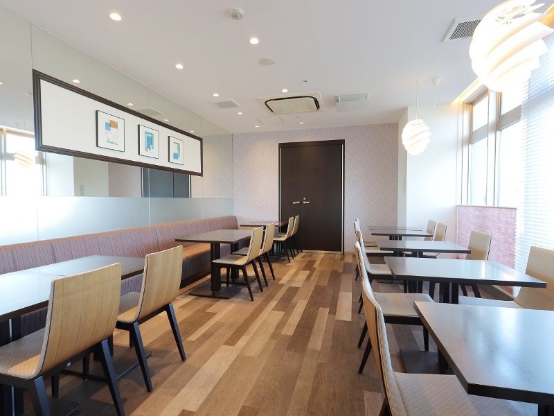 【レストラン店内】
コミュニティーホールは扉の奥にございます。
店内約40名様、コミュニティーホール約40名様、合計80名様ほどお入り頂けます。