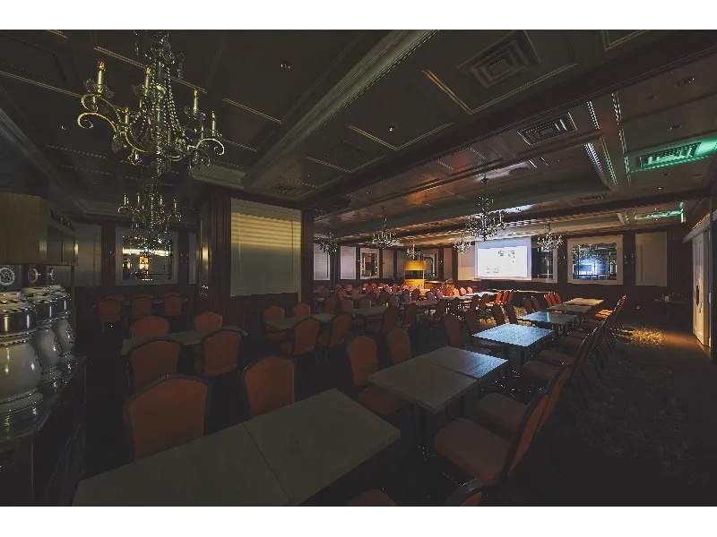 入口後方からのスクリーンの見え方