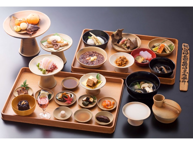 古代食「天平の宴」は平城宮跡から出土した木簡などから得た情報や考古学者様の見解などを踏まえて本格的に再現させた現代版 天平宮廷料理。