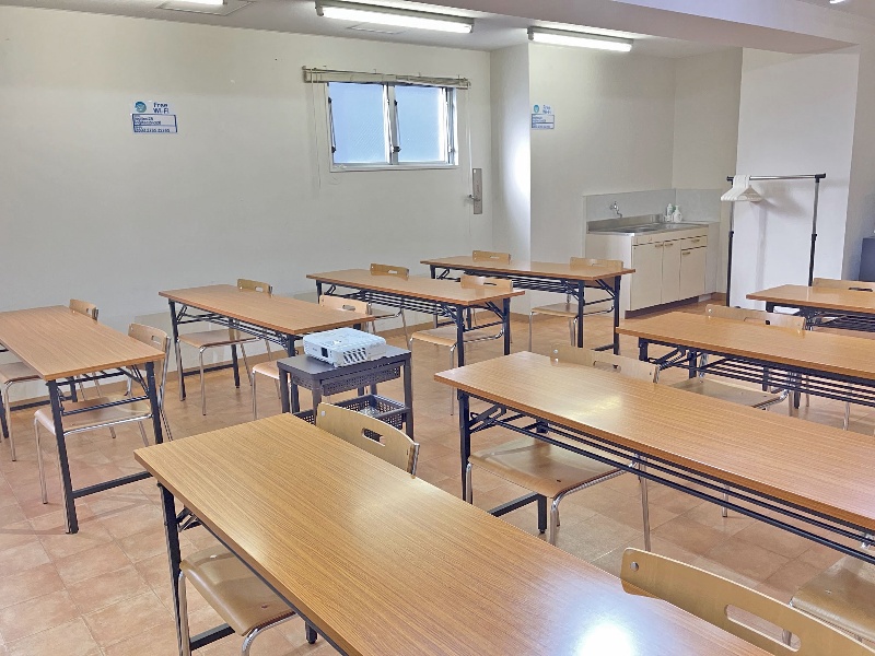 オプションで長テーブル2台・椅子6脚追加可能です。(料金=1,100円税込/1時間×ご利用時間)
※オプション追加して、第三会議室は、最大30席まで対応OK!