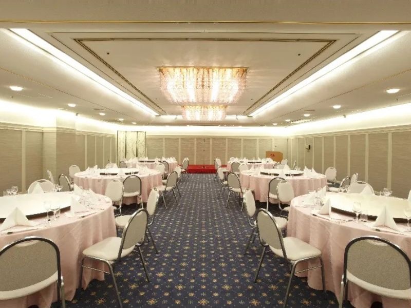 銀木犀の間
(収容人数　90～150名)
クラシックな雰囲気の中規模の宴会・会議場。