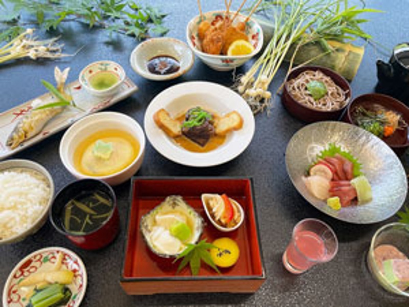 地産地消にこだわった会席料理。島根県産の新鮮な食材を使用し、素材本来の旨みを大切にした味わい深いお料理です。