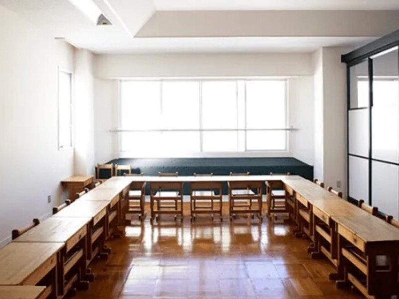 研修やワークショップの場としてもご利用いただける会議室。3,300円/3h（利用可能時間：9時〜20時）
※会議室をご利用の際は、お電話にてお問い合わせください。