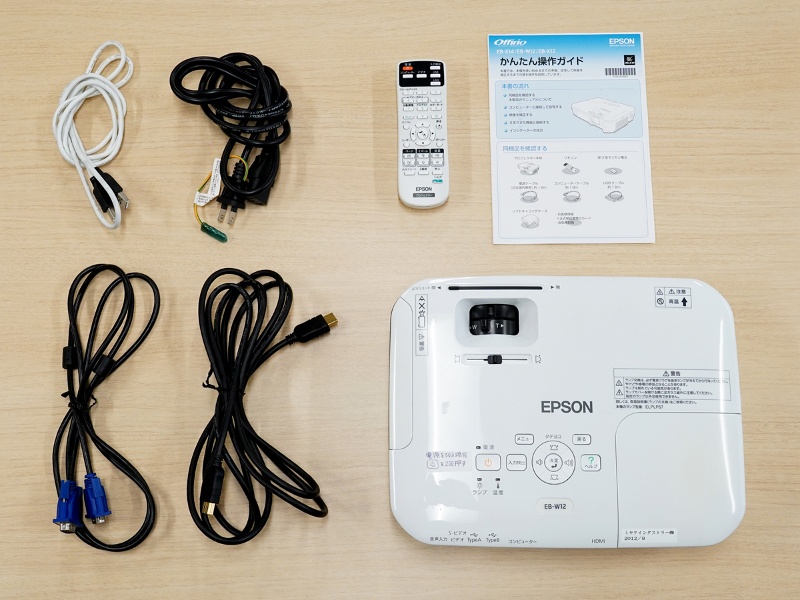 プロジェクターを無料貸出しております。予約時にお申し付けください。(第二会議室にスクリーンがないため、壁への投影となります)