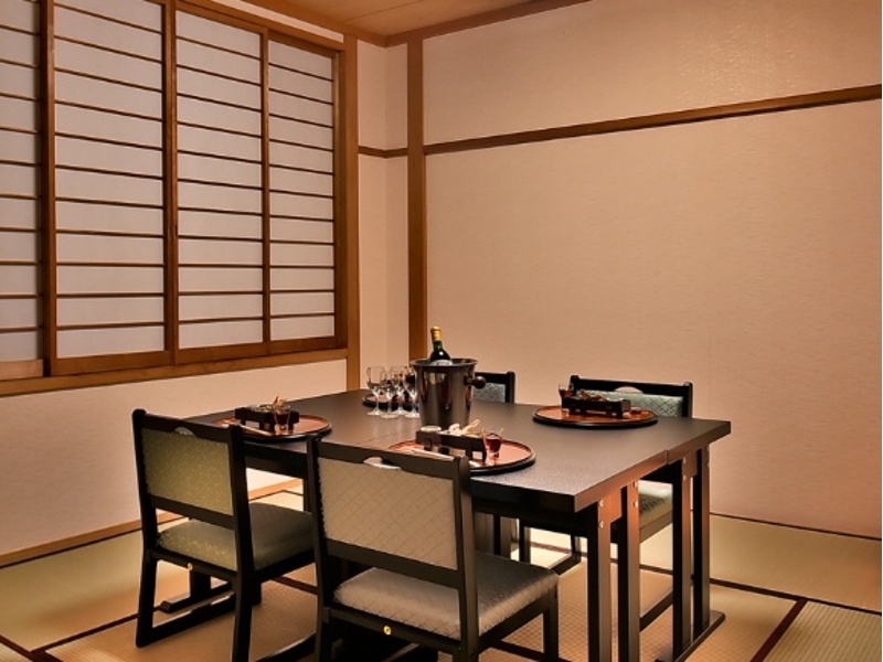 お食事処＜雪月花＞
少人数での会議も完全個室ですので安心してお話いただけます。
