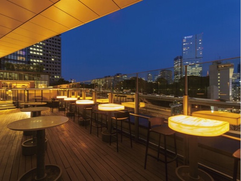 都内の喧騒を忘れる開放的なテラス席は懇親会にもおすすめ！ランチからディナーまで多彩なシーンに対応。