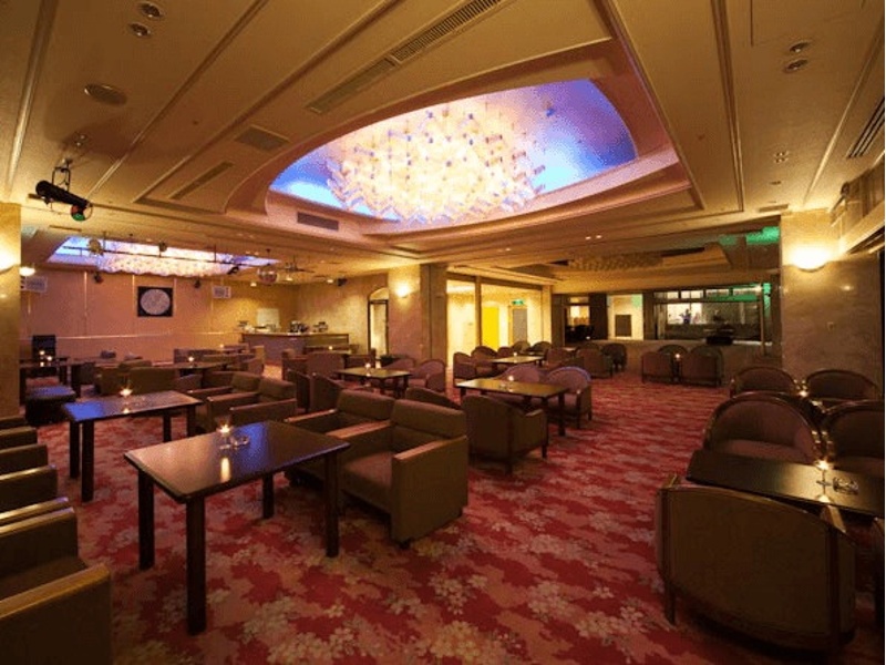 ラウンジ「式部」
落ち着いた雰囲気が漂うラウンジでは、
カラオケもお楽しみいただけます。