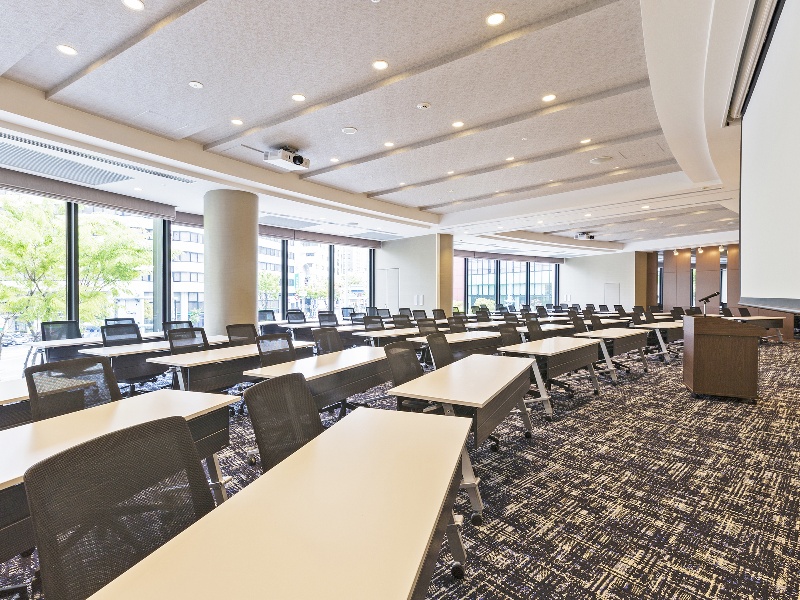 【プレミアホールAB】スクール形式最大80名様まで収容可能