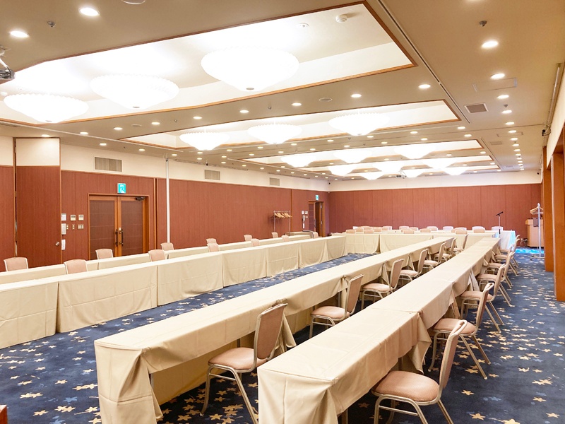 会議室『平安』（分割利用可）
面積：197㎡
最大、スクール形式で80名様までの会議が可能です。
会場はwi-fi利用可です。