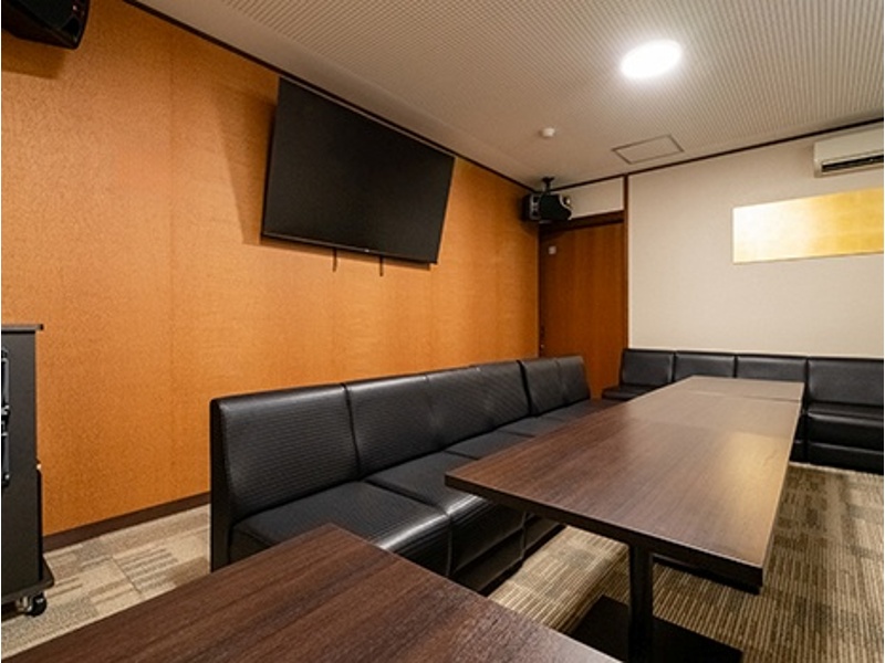 カラオケルーム完備。
大人数用（20名）・少人数用（10名）ございます。