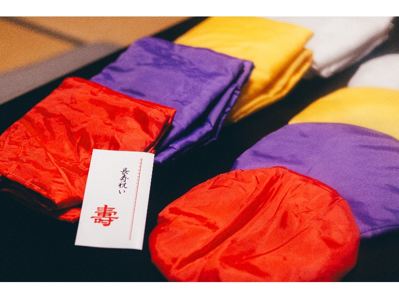 長寿のお祝い会食の際には記念撮影とちゃんちゃんこの無料貸し出しサービスを行っています