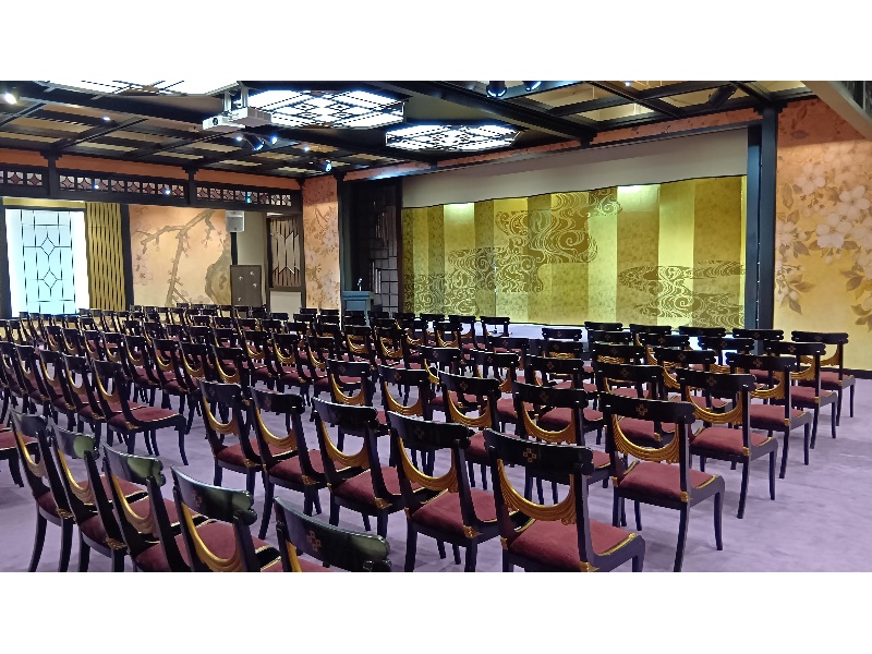 豊明：シアター152席
常設ステージがあり、表彰式などセレモニーに最適