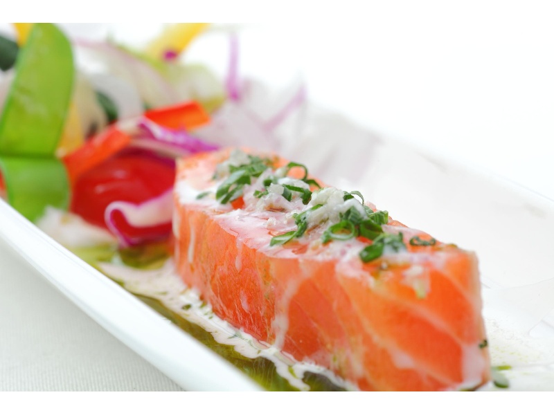 〝スペシャリテ〟サーモンのミ・キュイ