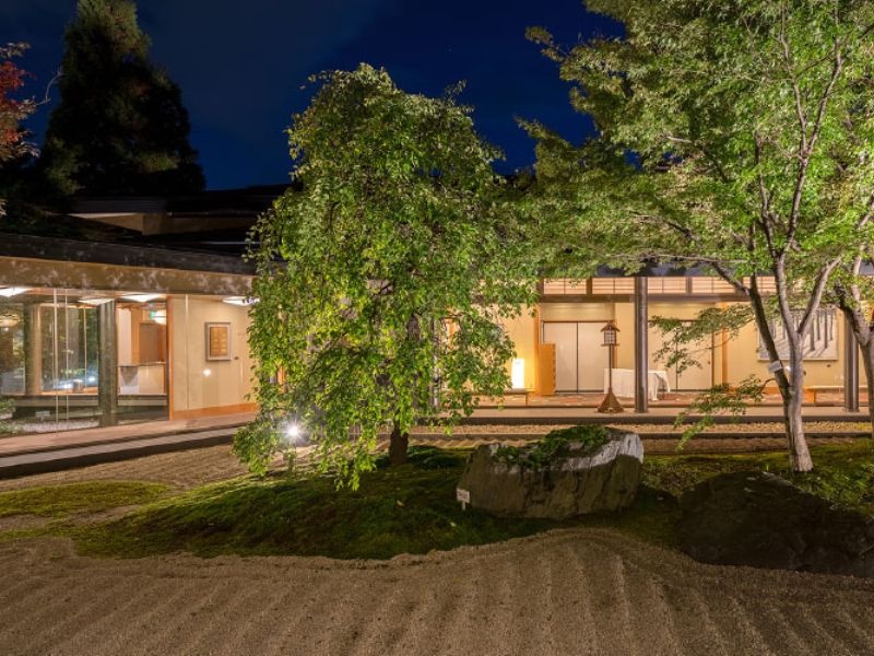 中庭～ガラス一面に広がる四季折々の景色をお楽しみください。