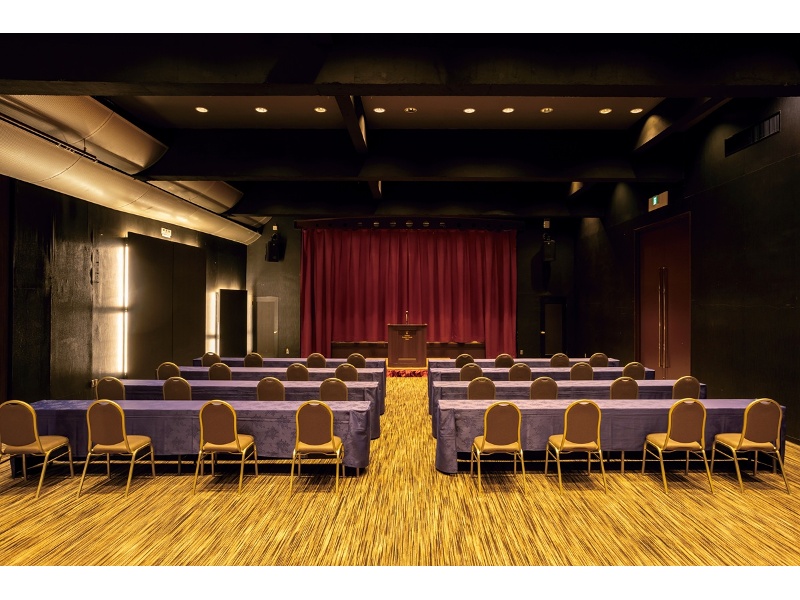 2階にある「鶴の間」は、会場全体がシンプルで重厚は黒で統一されたスタイリッシュな会場となっております。会議で200名様、宴会で150名様まで収容可能です。