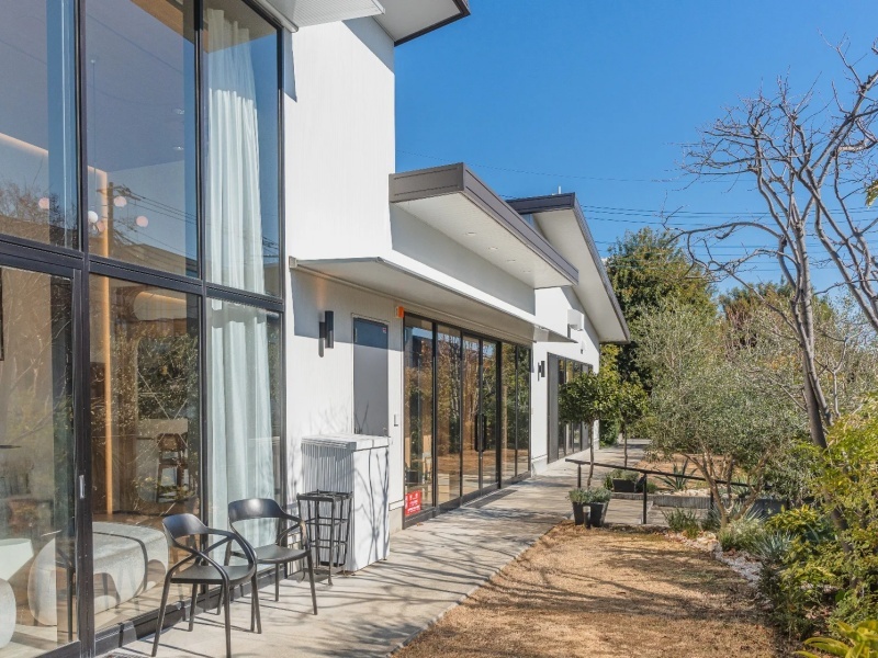 駐車場28台完備でお車でのアクセスも便利。緑豊かな邸宅で、日常を忘れるラグジュアリーな宴会をお楽しみください。