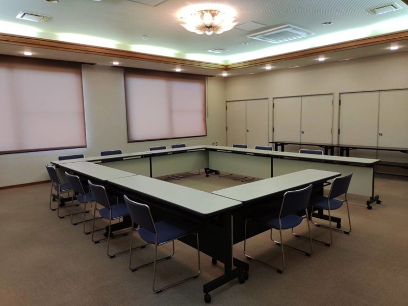 セミナールーム
畳に変更して32畳の座敷での会議や、グループ宿泊部屋としての利用も可能です