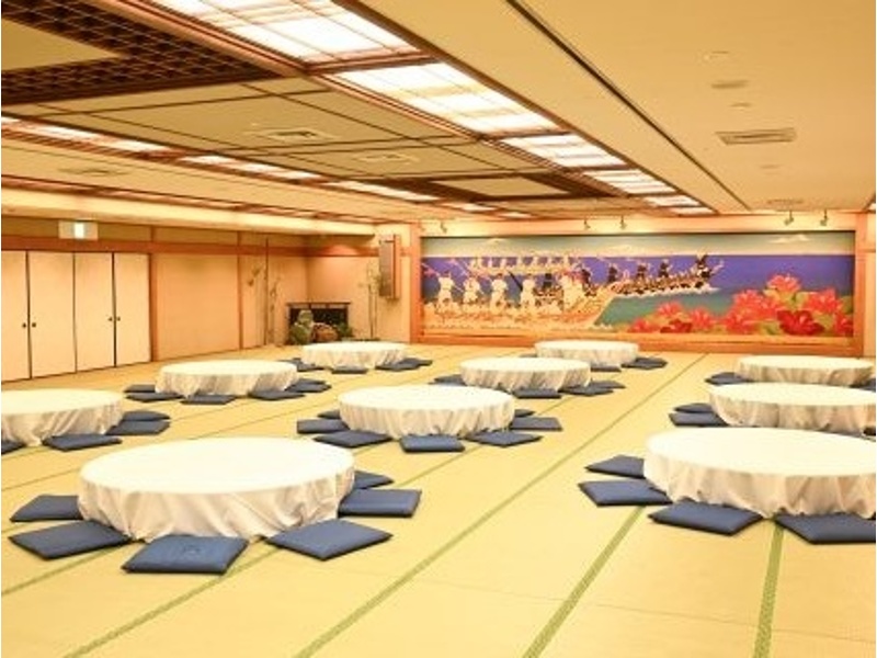 和の趣漂う宴会場「守礼」。沖縄の文化と和の伝統が融合した空間で、格式ある宴席や祝賀会を優雅に演出いたします。畳の温もりとリゾートの開放感が調和した、唯一無二の宴会場です。
