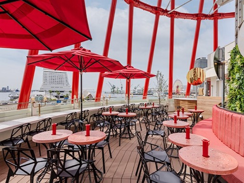 3階は落ち着いたレストラン、4階は開放的なテラス。
昼は煌めく海、夜は幻想的な夜景。
神戸港を一望する2つのフロアはシーンに合わせてお選びいただけます。理想のパーティーを実現。
