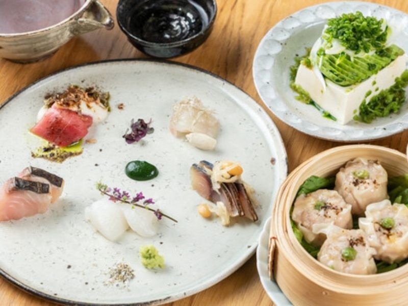 日本の食材とフレンチの要素をかけ合わせた多彩なメニュー