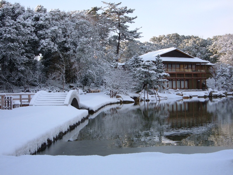 雪景色に包まれる徳川園。
どこか懐かしい雰囲気と冬の侘びを感じられます。