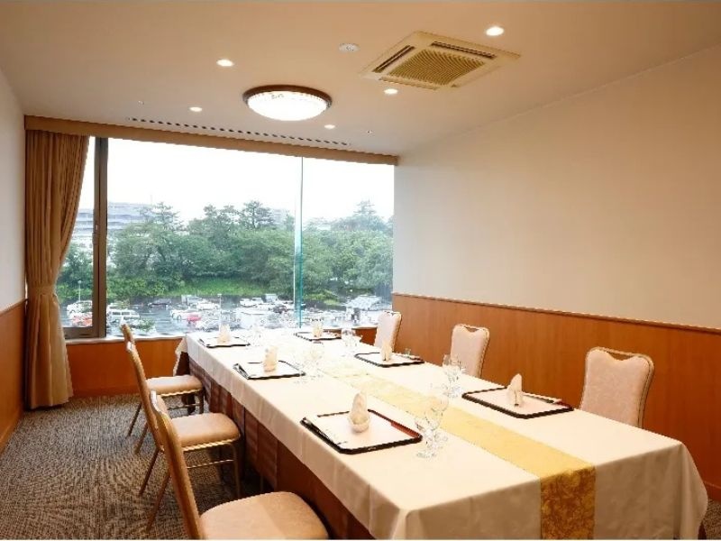 白百合・桔梗・秋桜
(収容人数　8～12名)
顔合わせや七五三などご家族のお祝いのお席に最適。全室浜松城側。