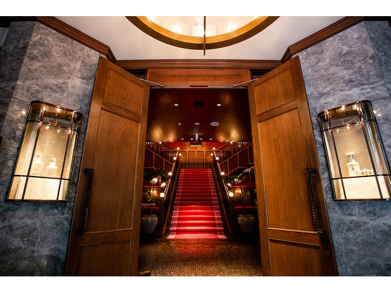 ペニンシュラ香港をイメージした大階段。
旧名古屋銀行の竣工当時は吹き抜けがあったが、度重なる改修で閉塞していました。
この度THE CONDER HOUSEをオープンするにあ