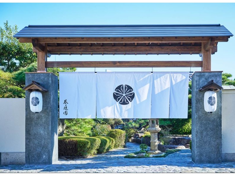 風格ある外観と日本庭園が風情ある
エントランスでゲストをお迎えします。
