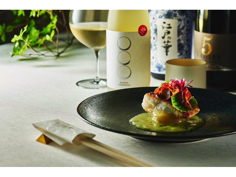 旬の食材を活かした和洋折衷の創作料理に合わせ、厳選した日本酒やワイン、その他多彩なドリンクを豊富にご用意。お料理の美味しさを最大限に引き出し、特別な宴席を一層華やかに演出します。
