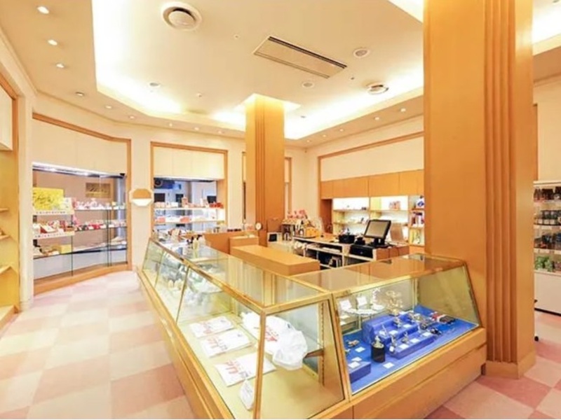 静岡・伊豆の特産品や名産品を取り揃えたショッピングコーナー。
地元ならではのお土産選びをお楽しみいただけます。